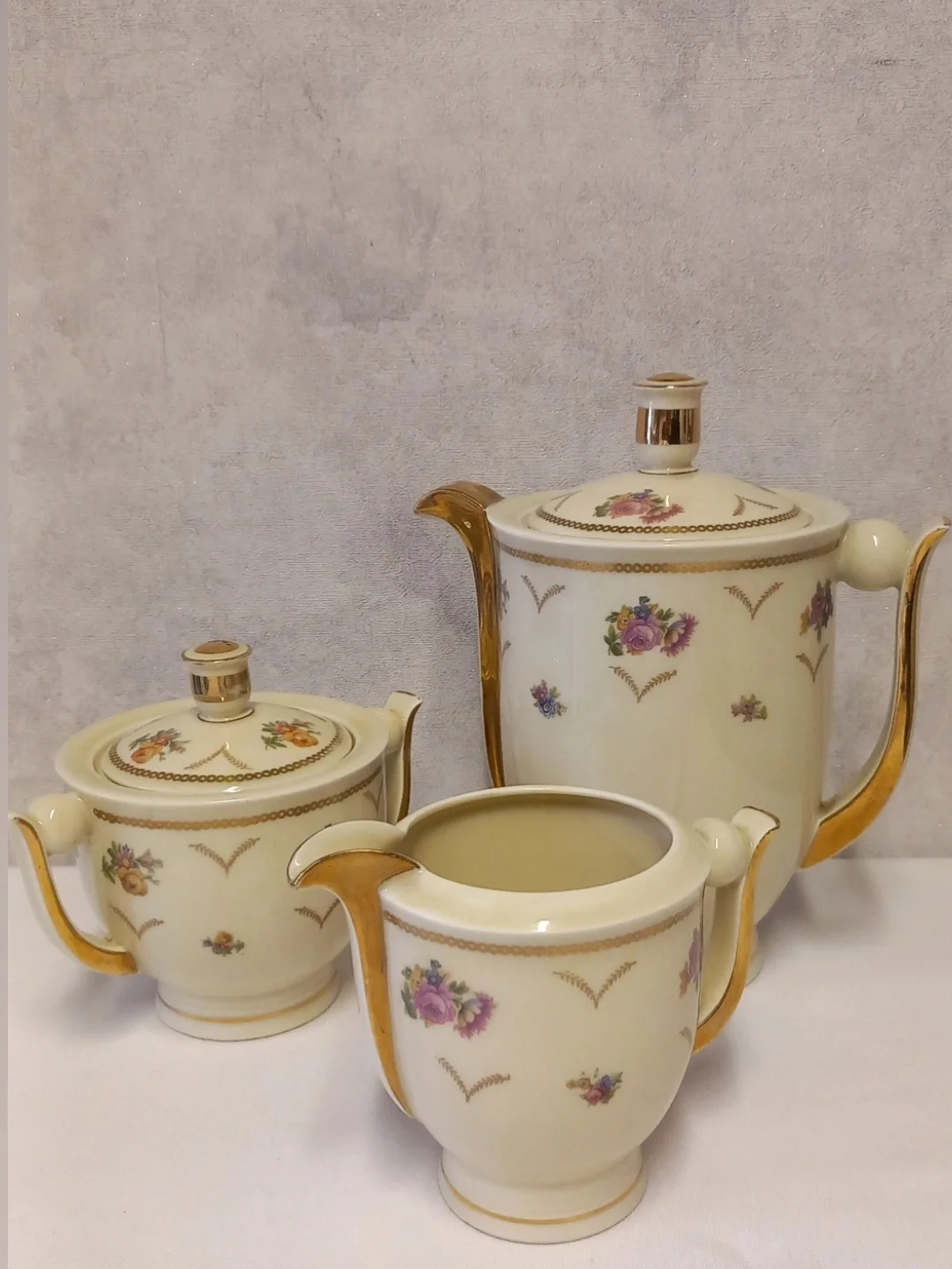 Minik çiçek desenli krem renkli vintage çay seti