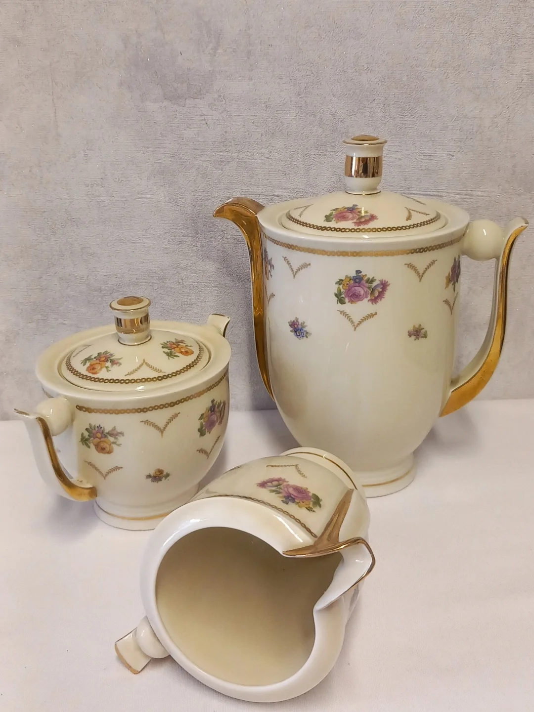 Çiçek ve altın detaylı vintage çay setinin farklı görünümü
