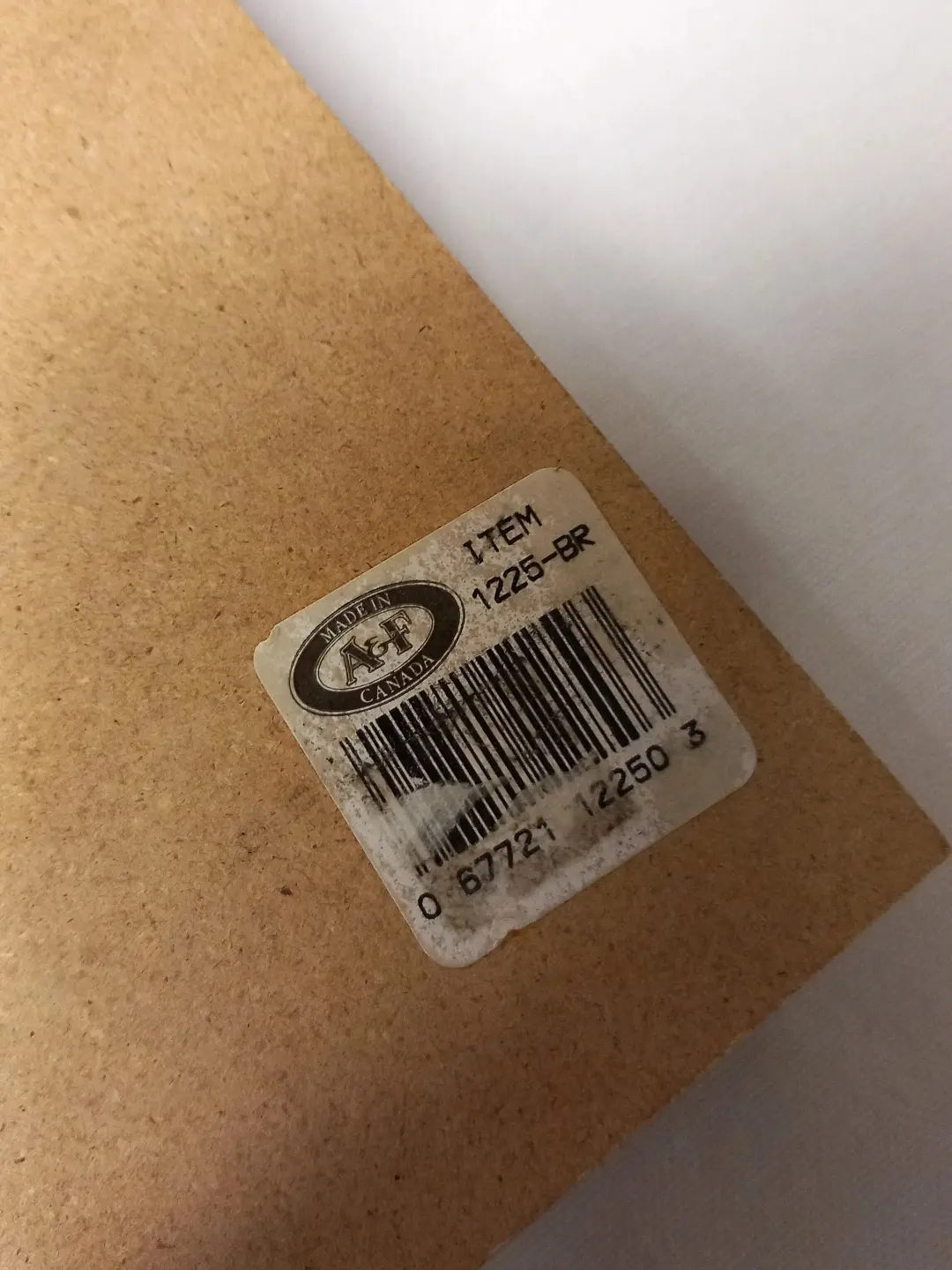 Panonun arkasındaki 'Made in Canada A&F – Item 1225-BR' barkodlu etiket