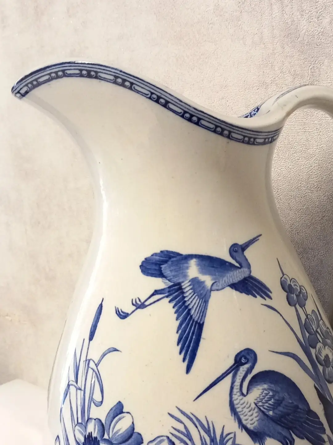 Sürahinin boncuk desenli mavi ağız bordürü ve uçan kuş motifi