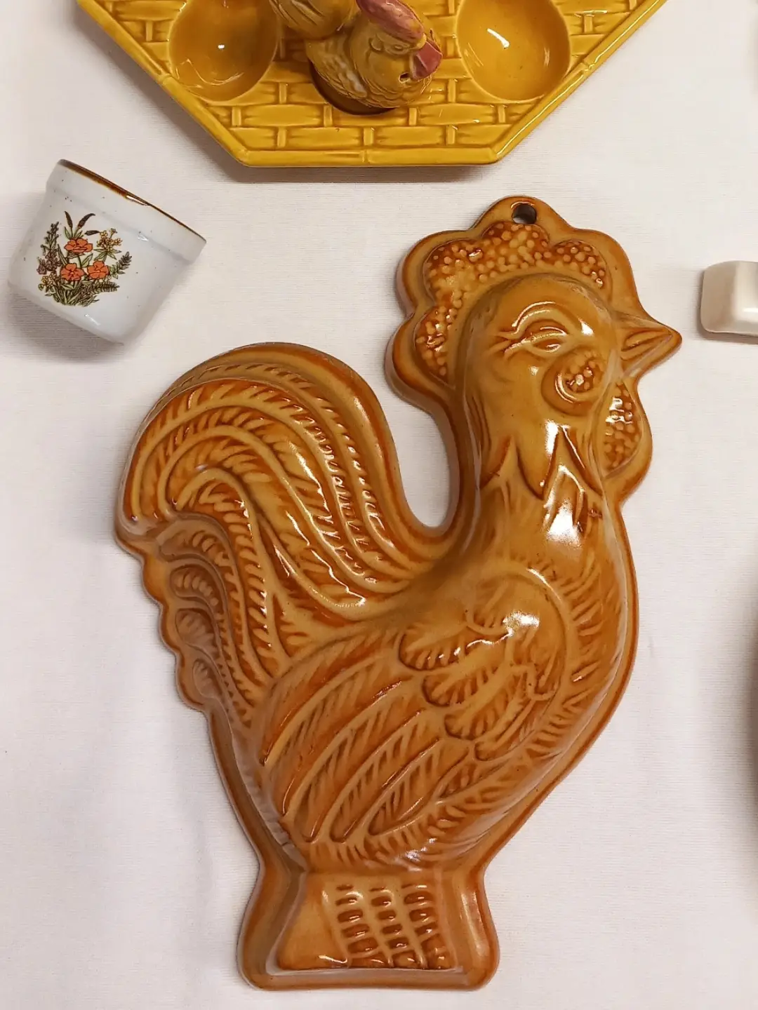 Tavuk formlu kek kalıbı; çevresinde sarı yumurtalık ve çiçekli yumurta kabı