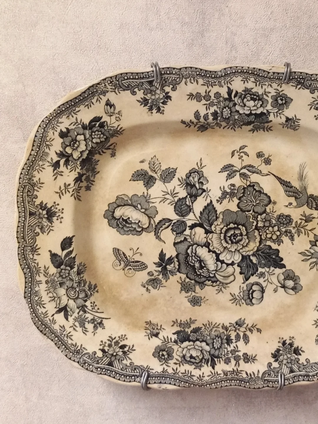 Tabağın sülün ve çiçek deseni yakından