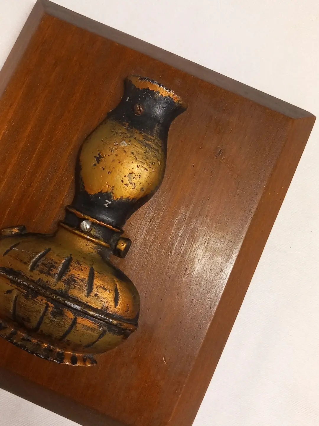 Gaz lambası kabartmasının şişe ve hazne kısmının açılı yakın planı