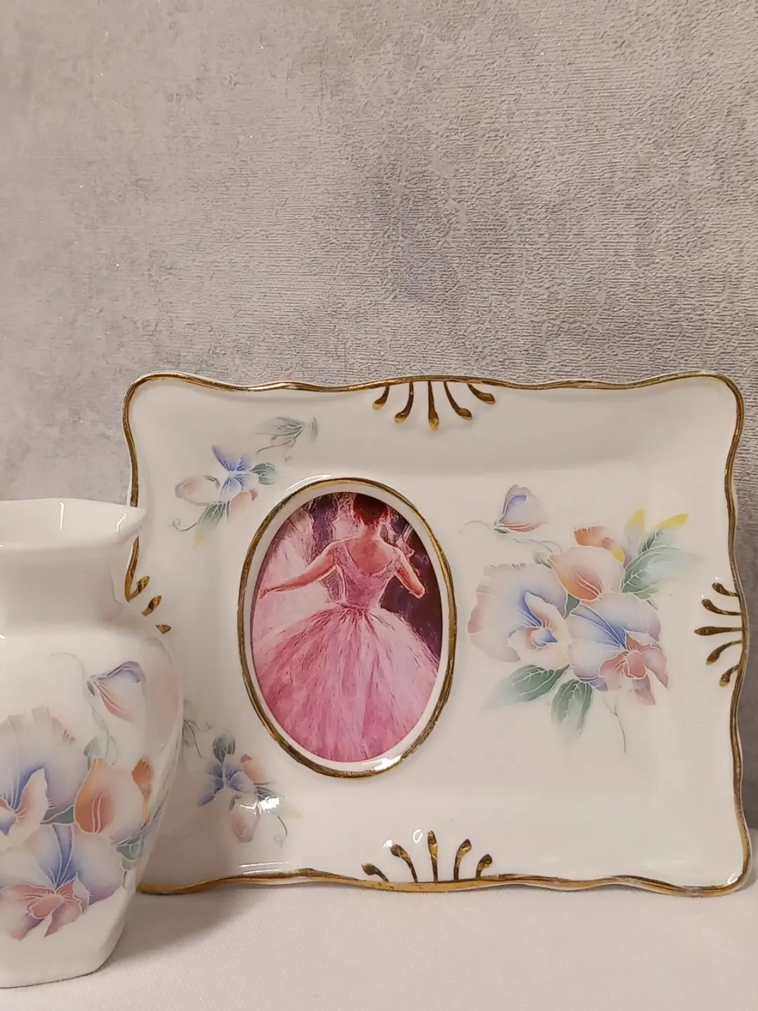 Dalgalı altın kenarlı fotoğraf çerçevesinin önden görünümü; oval alanda pembe elbiseli balerin resmi