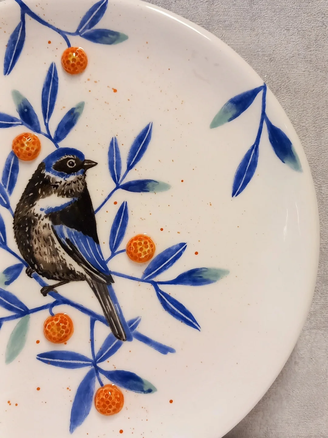 Tabağın kuş figürü ve kabartmalı meyveleri yakından