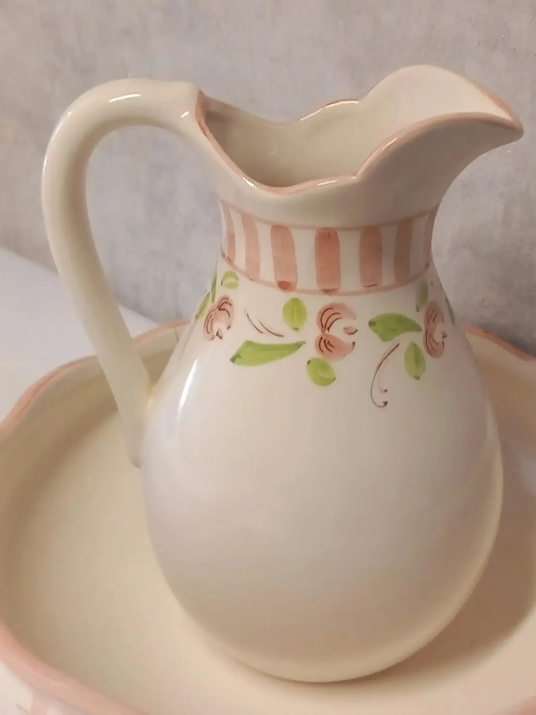 Sürahinin dalgalı ağzı, pembe çizgili bordürü ve el boyaması pembe çiçek-yeşil yaprak motifleri
