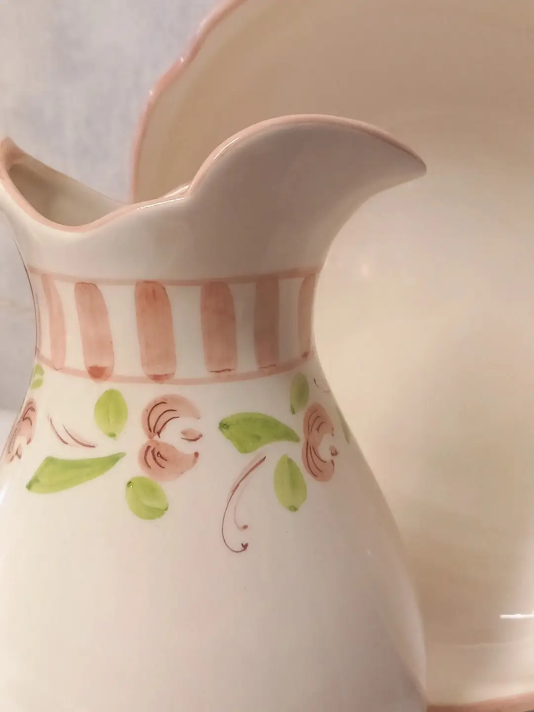 Sürahinin dalgalı ağız kenarı ve pembe çizgili boyun bordürünün yakın planı