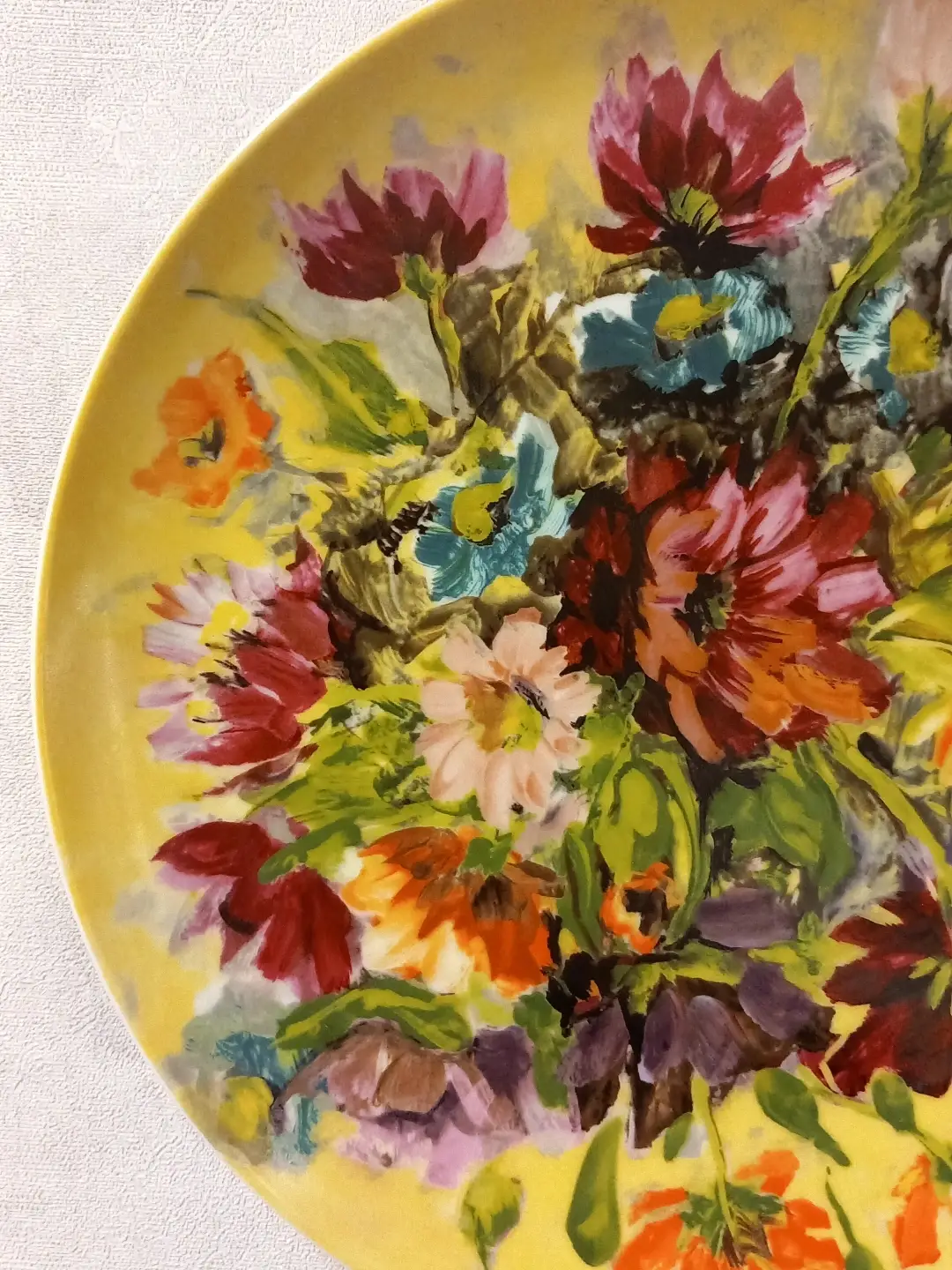 Çiçek buketinin sol bölümündeki bordo, mavi ve pembe çiçeklerin yakın planı