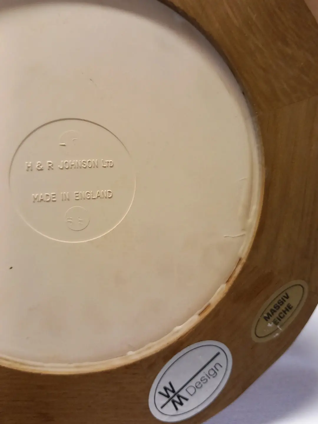 Pano arkasındaki kabartma H & R JOHNSON LTD – MADE IN ENGLAND damgası ile MASSIV EICHE ve WM Design etiketleri