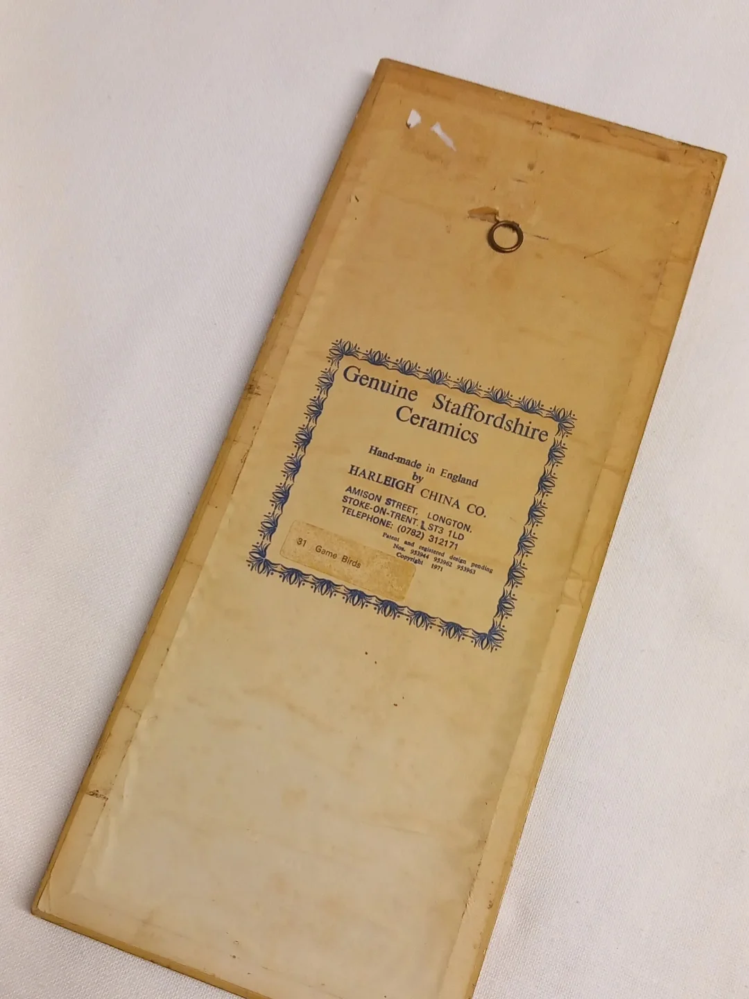 Panonun arka yüzünde askı halkası ve 'Genuine Staffordshire Ceramics – Harleigh China Co.' etiketi