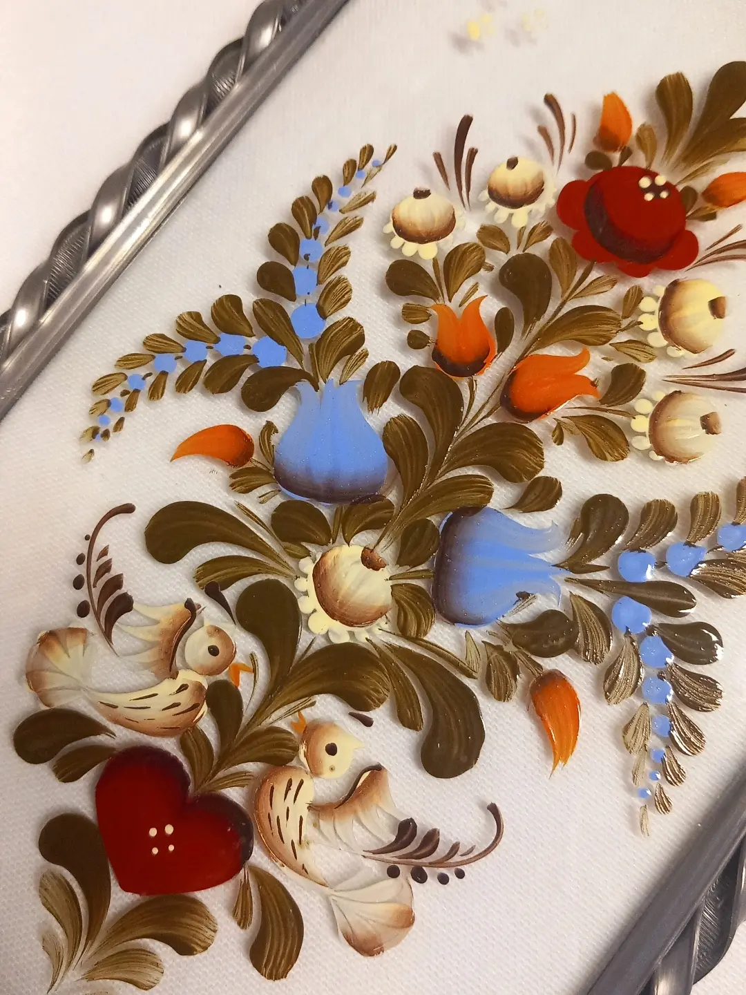 Açılı çekimde el boyaması çiçek, kuş ve kalp motiflerinin fırça dokusu