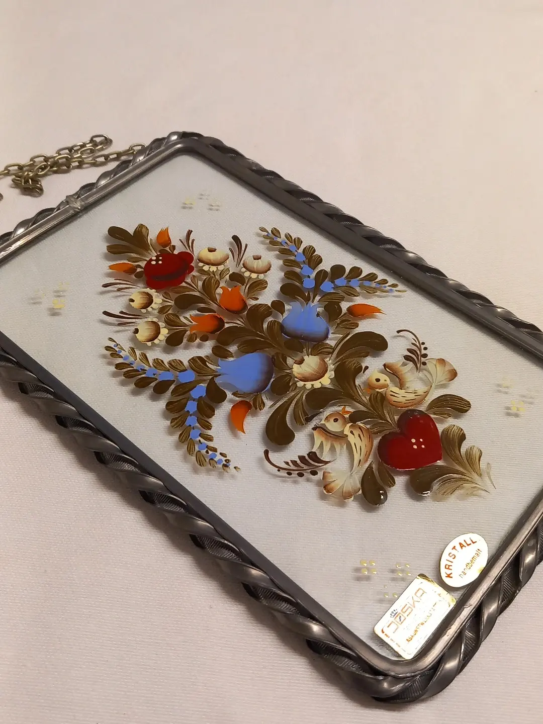 Yatay konumda açılı çekilmiş zincirli cam tablo