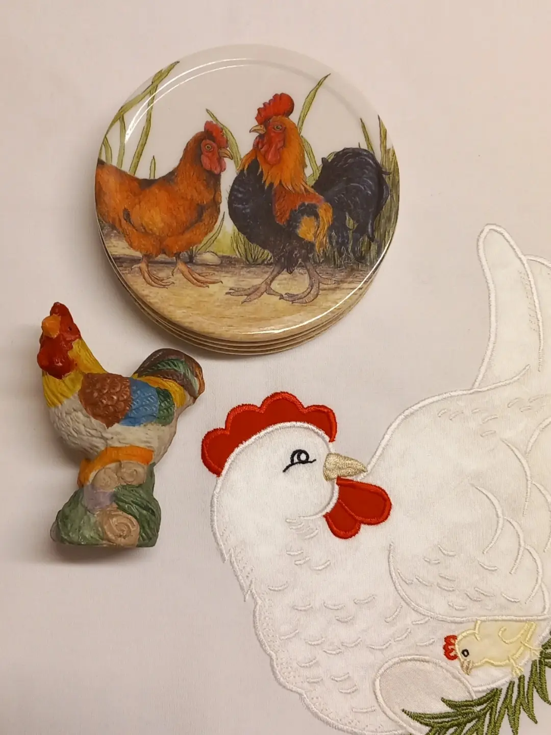 İstiflenmiş bardak altlıkları ile yanında renkli seramik horoz figürü