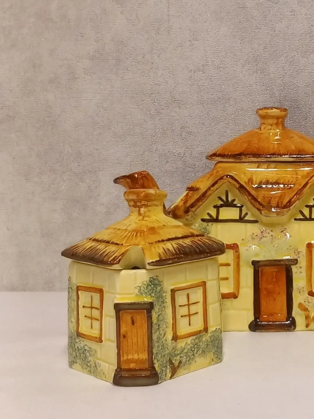 Saman çatılı kır evi biçimli kapaklı şekerlik ve arkada çaydanlığın yakın planı