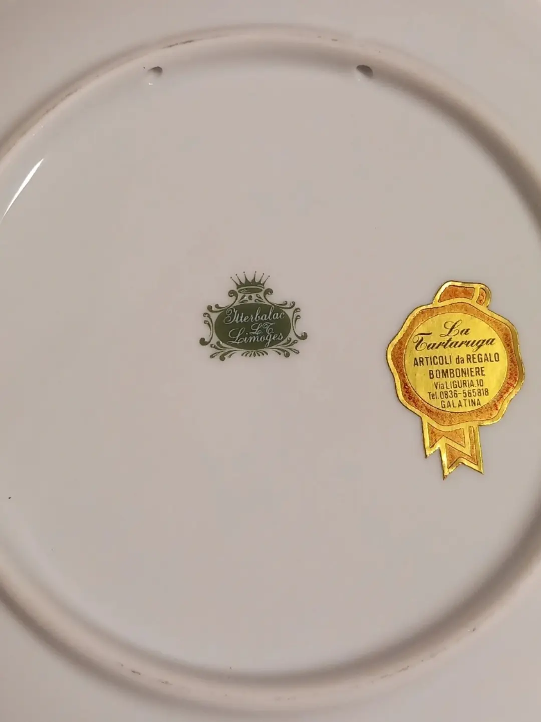Tabak arkasındaki taçlı yeşil Limoges damgası ve altın renkli 'La Tartaruga – Galatina' mağaza etiketi