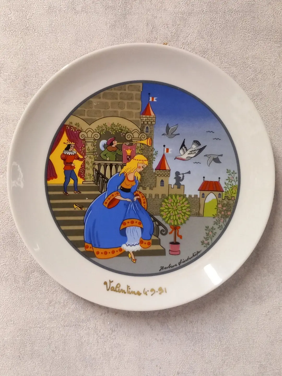 Merdivende ayakkabısını düşüren mavi elbiseli Cinderella sahneli tabak; altında altın yaldızlı 'Valentina 4.9.91' yazısı