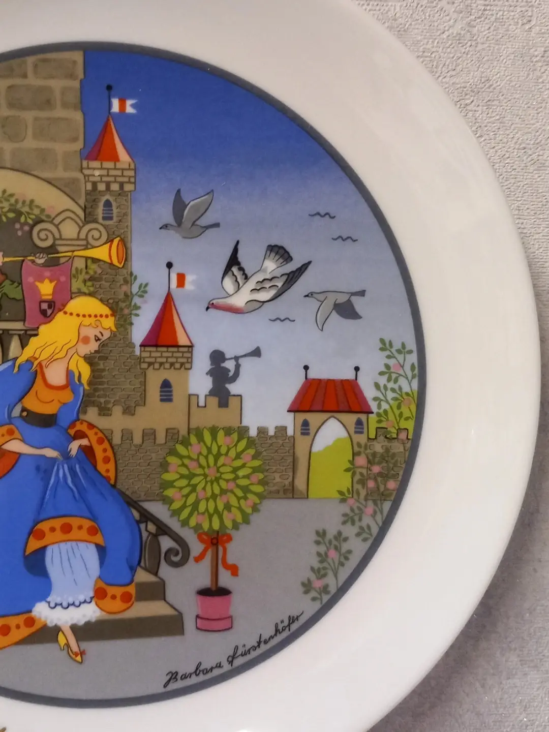 Cinderella tabağında kale kuleleri, uçan güvercinler ve 'Barbara Fürstenhöfer' imzasının yakın planı