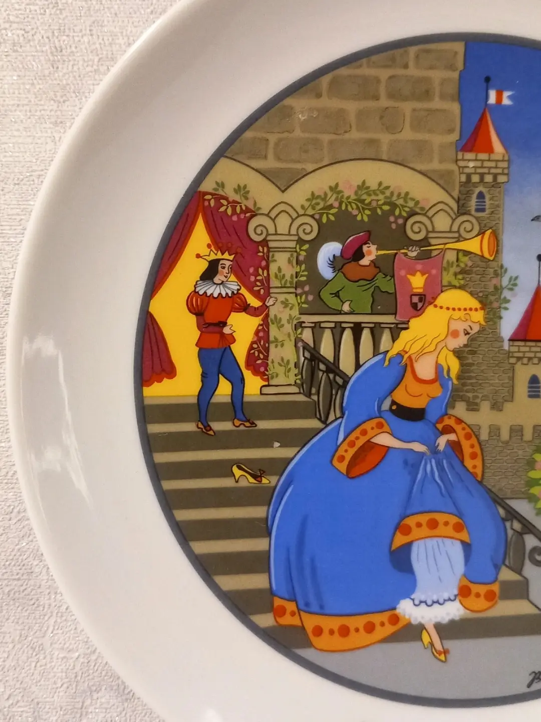 Cinderella tabağında prens, borazan çalan saray görevlisi ve merdivende kalan ayakkabının yakın planı