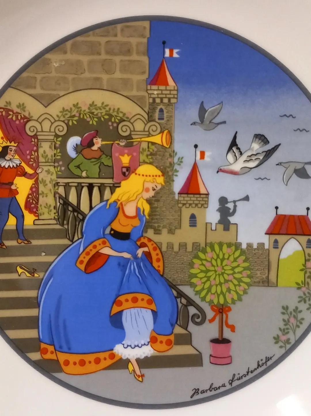 Cinderella sahnesinin resimli alanının yakın planı; merdiven ve duvarda küçük beyaz noktalar
