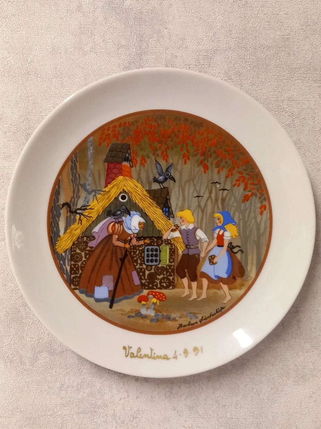 Kurabiye evinin önünde cadı ile Hansel ve Gretel sahneli tabak; altında 'Valentina 4.9.91' yazısı