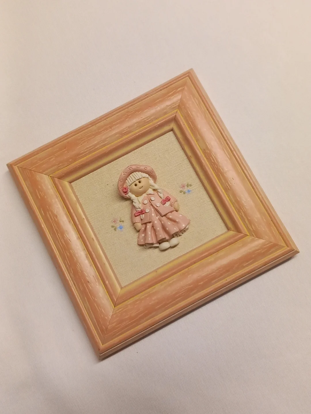 Pauline's People "Lily" Vintage Çerçeveli Kabartmalı Bebek Panosu (Handcrafted in Cornwall) — yakın plan 3