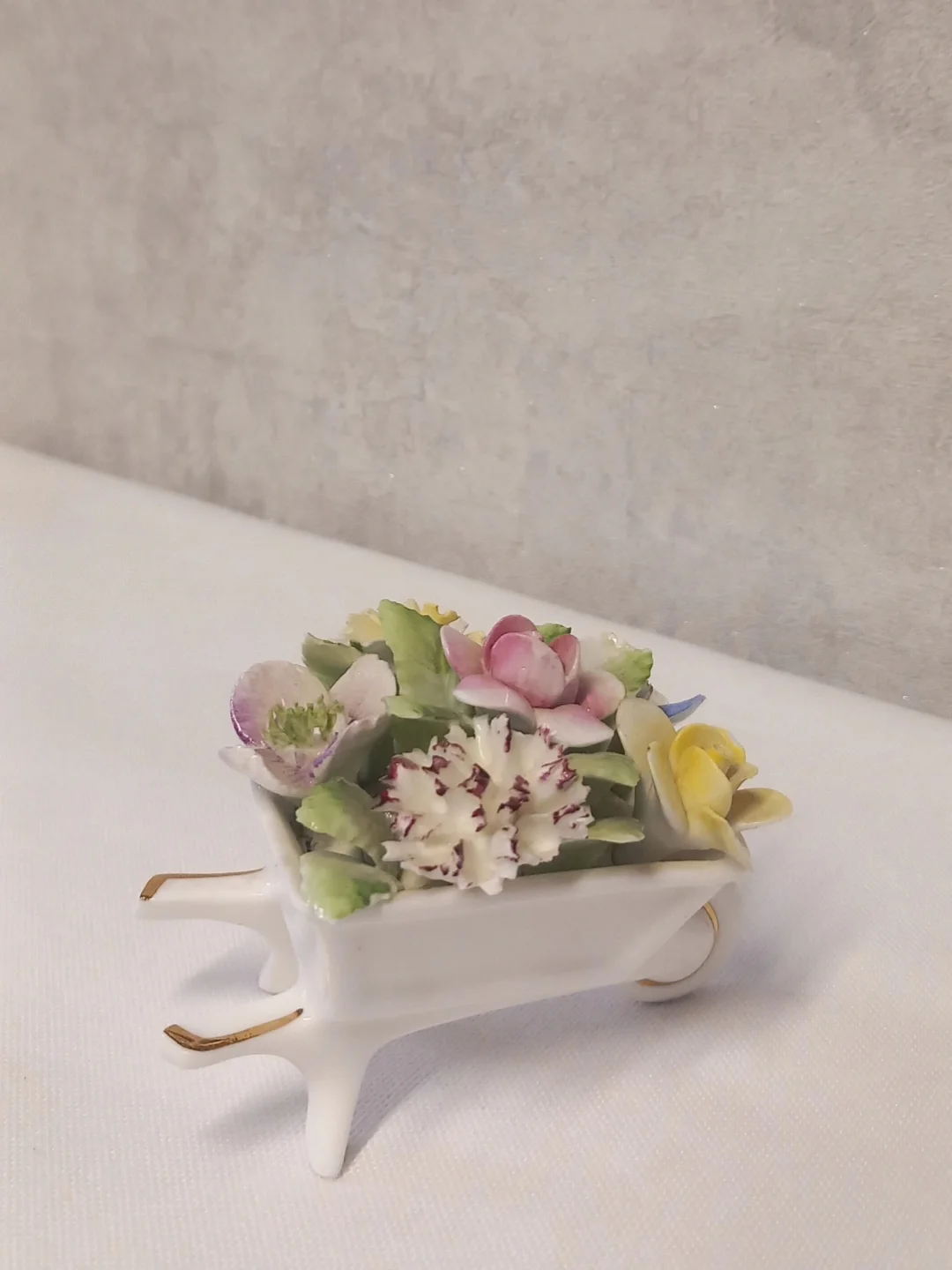 Royal Doulton Vintage İngiliz Porselen Minyatür Çiçek Arabası — yakın plan 2