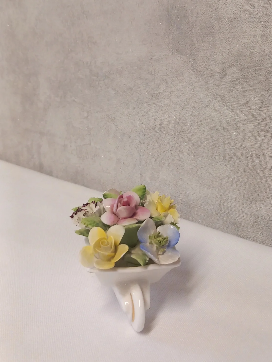 Royal Doulton Vintage İngiliz Porselen Minyatür Çiçek Arabası — yakın plan 3