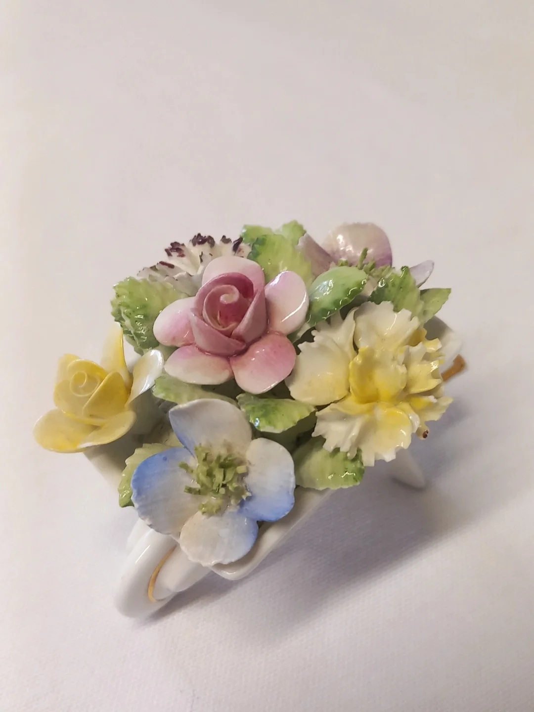 Royal Doulton Vintage İngiliz Porselen Minyatür Çiçek Arabası — yakın plan 4