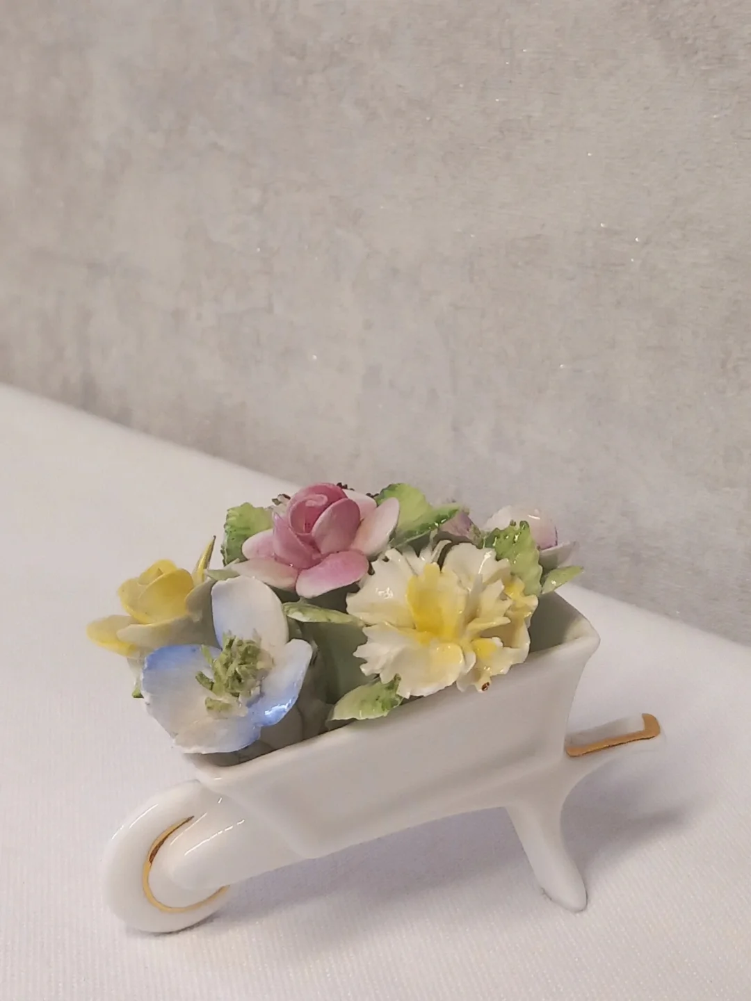 Royal Doulton Vintage İngiliz Porselen Minyatür Çiçek Arabası — yakın plan 5