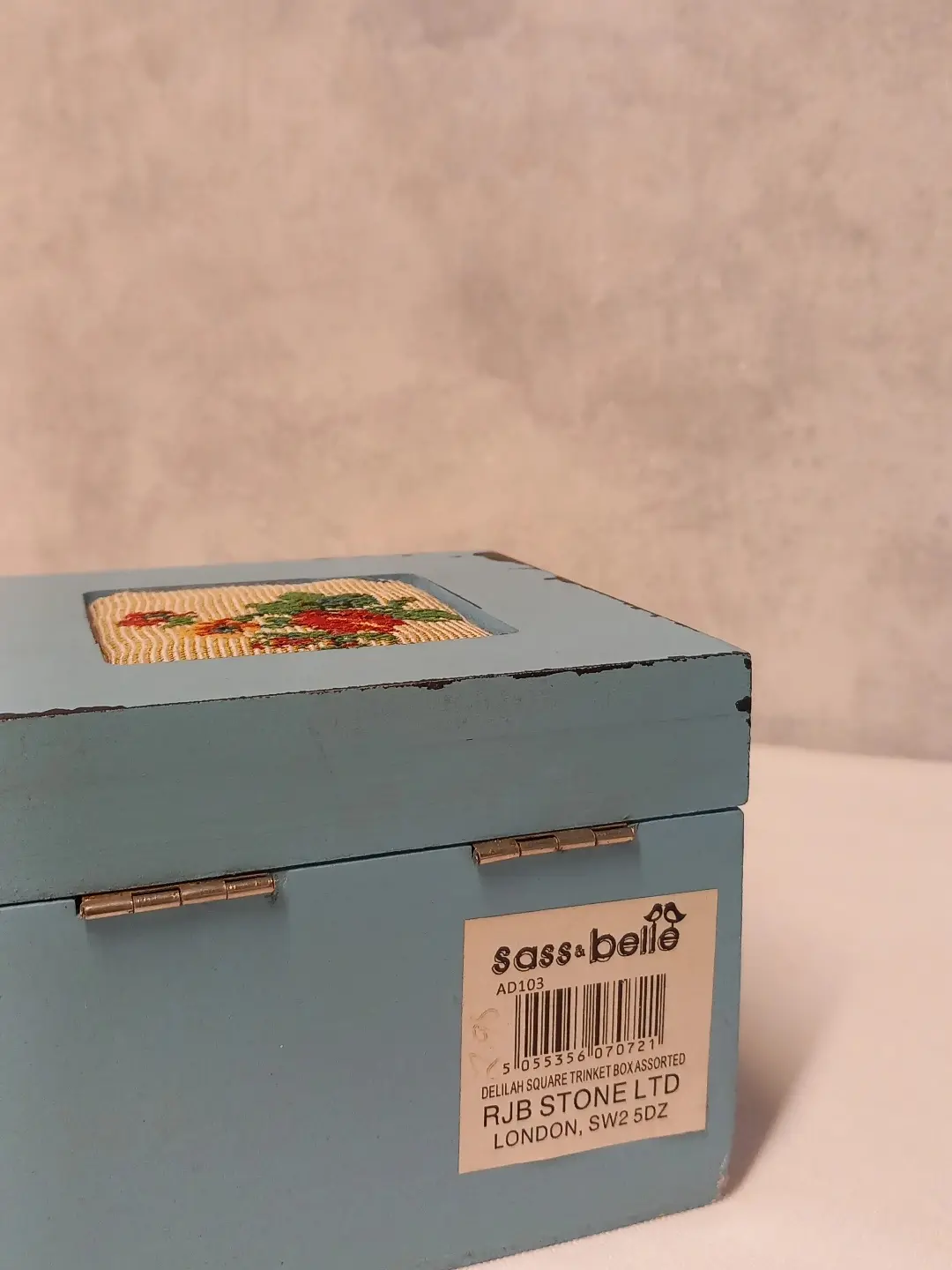 Kutunun arka yüzündeki sass & belle Delilah Square Trinket Box etiketi ve menteşeler