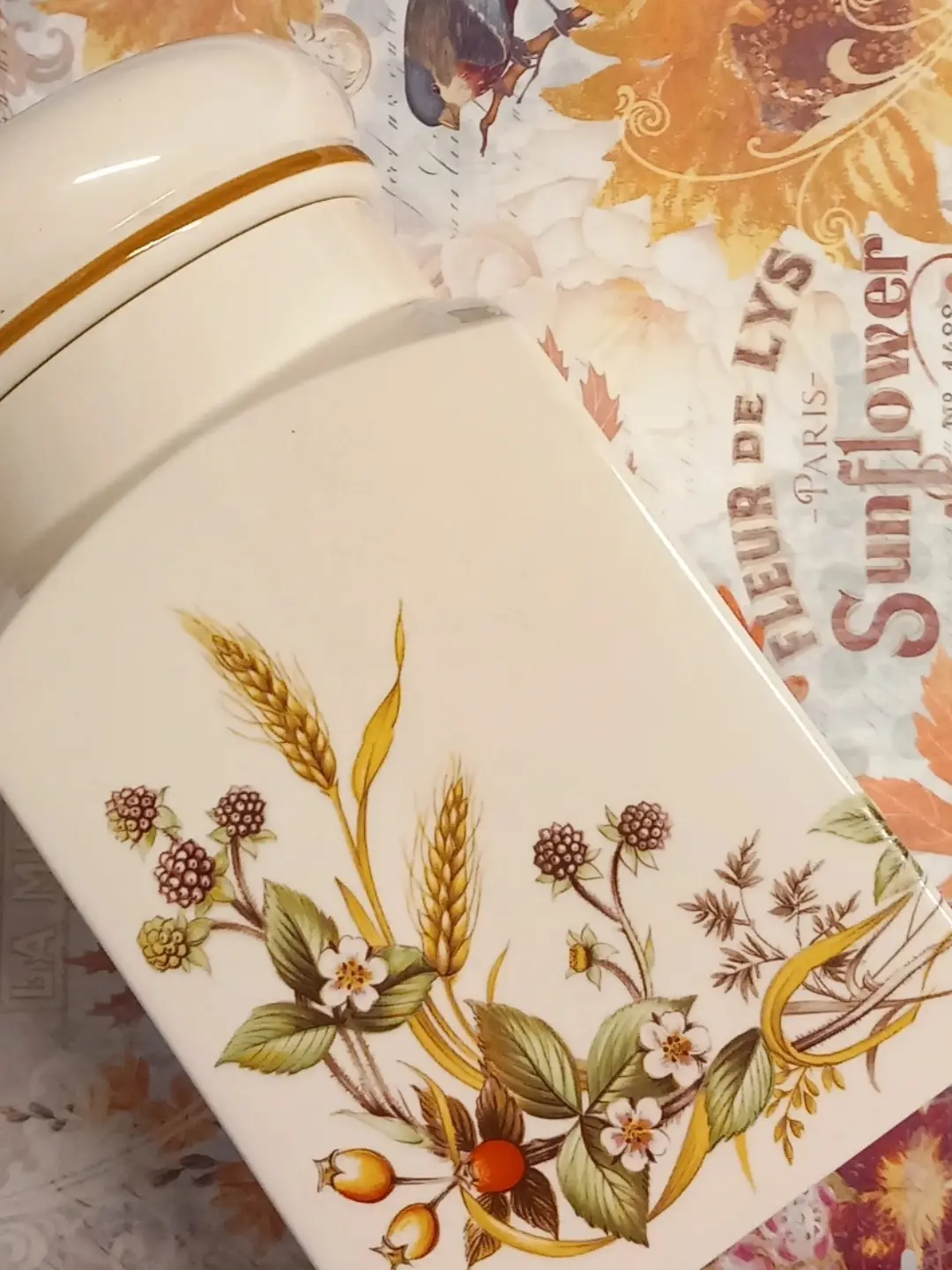 Çiçekli fon üzerinde yatırılmış kavanozun desen ve kapak yakın planı