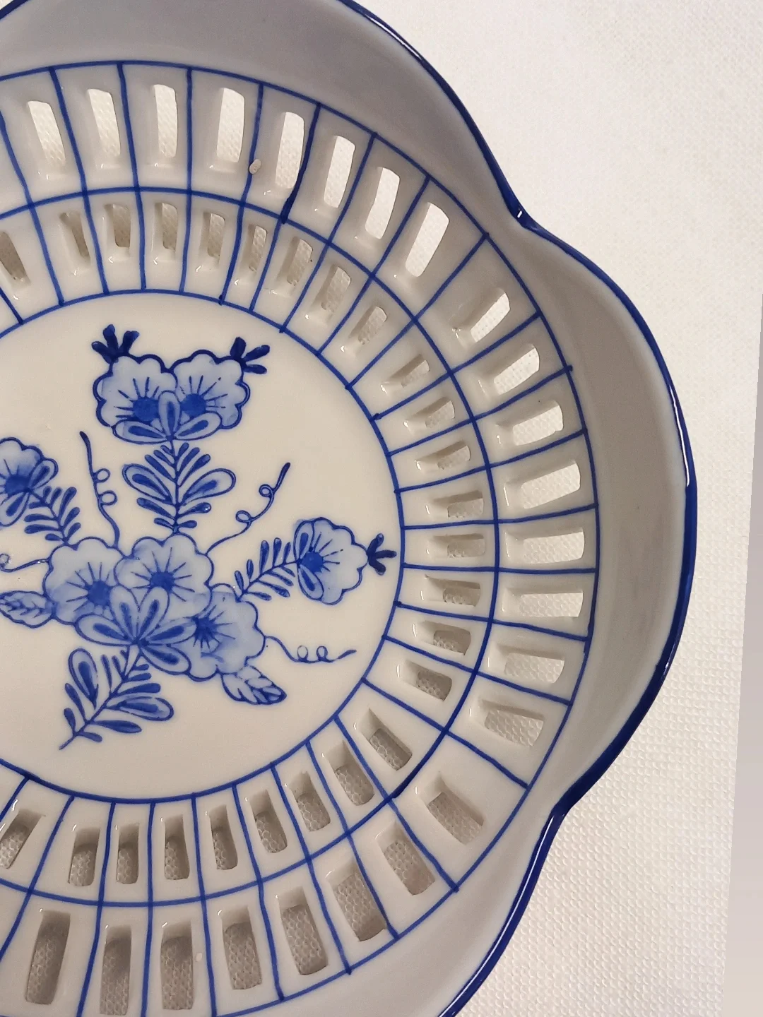 Merkezdeki mavi çiçek deseni ve iki sıra ajur deliğinin yakın planı
