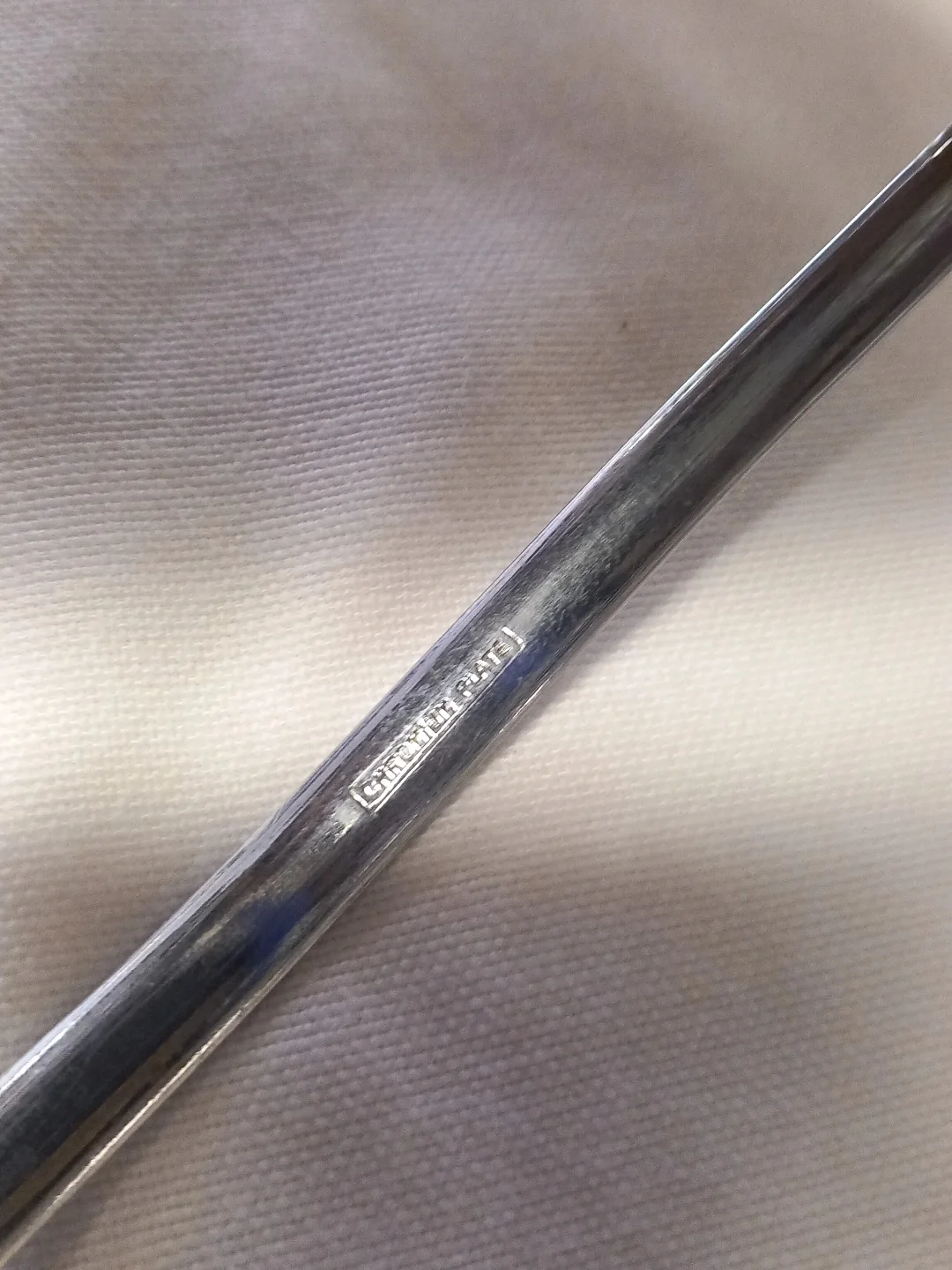 Kulp üzerindeki çerçeveli metal damganın yakın görünümü