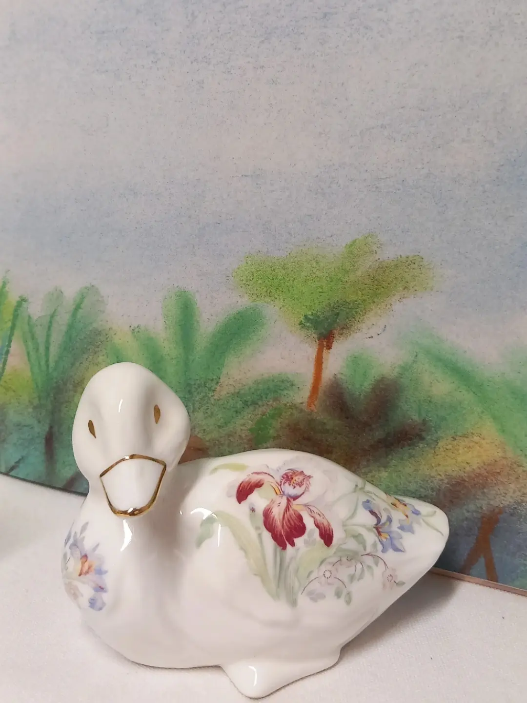 Porselen ördeğin önden görünümü; yaldız çizgili gaga ve süsen deseni