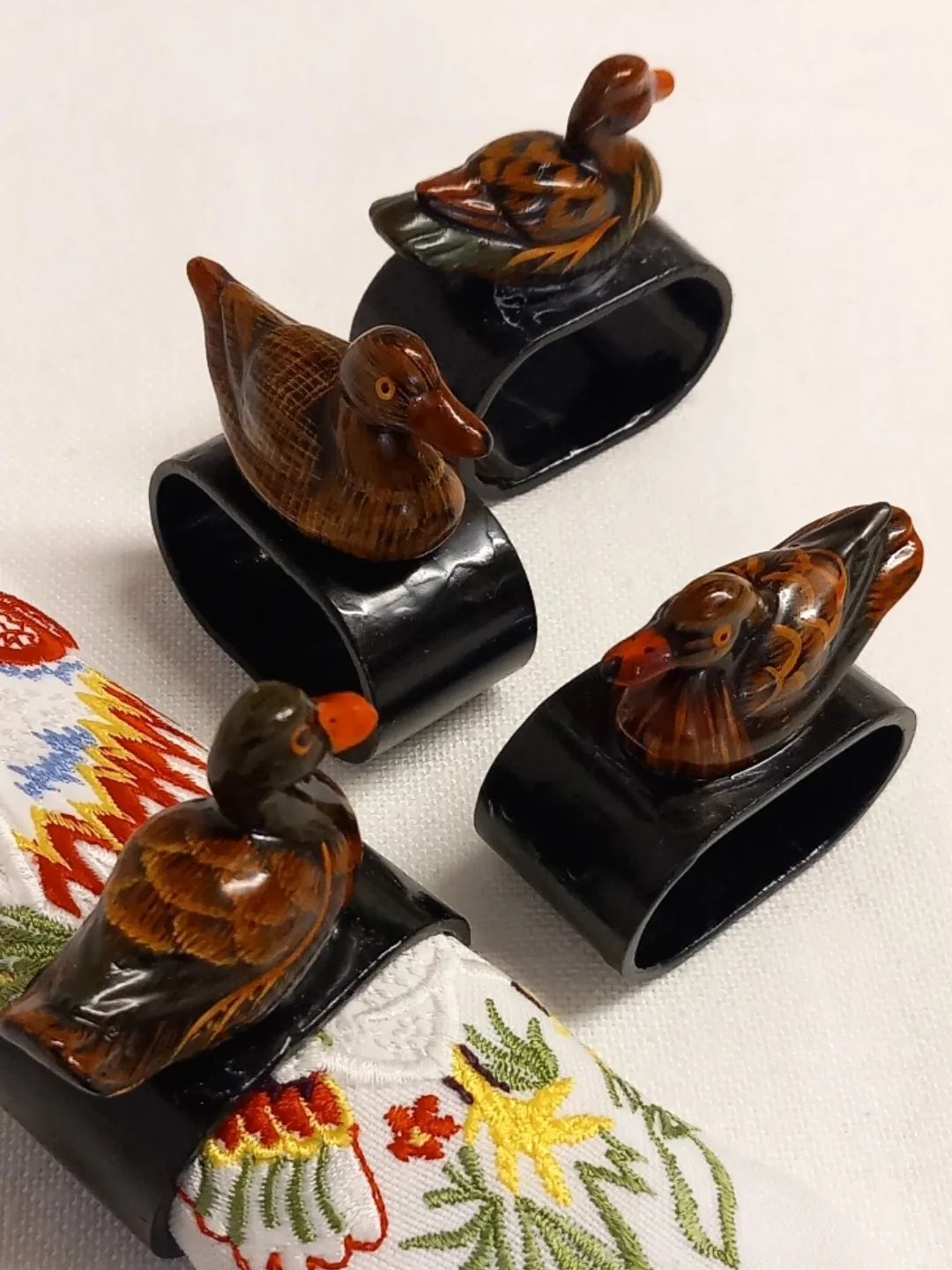 Vintage El Boyaması Ahşap Mandarin Ördeği Figürlü Peçete Halkası Takımı (5'li Set) — yakın plan 3