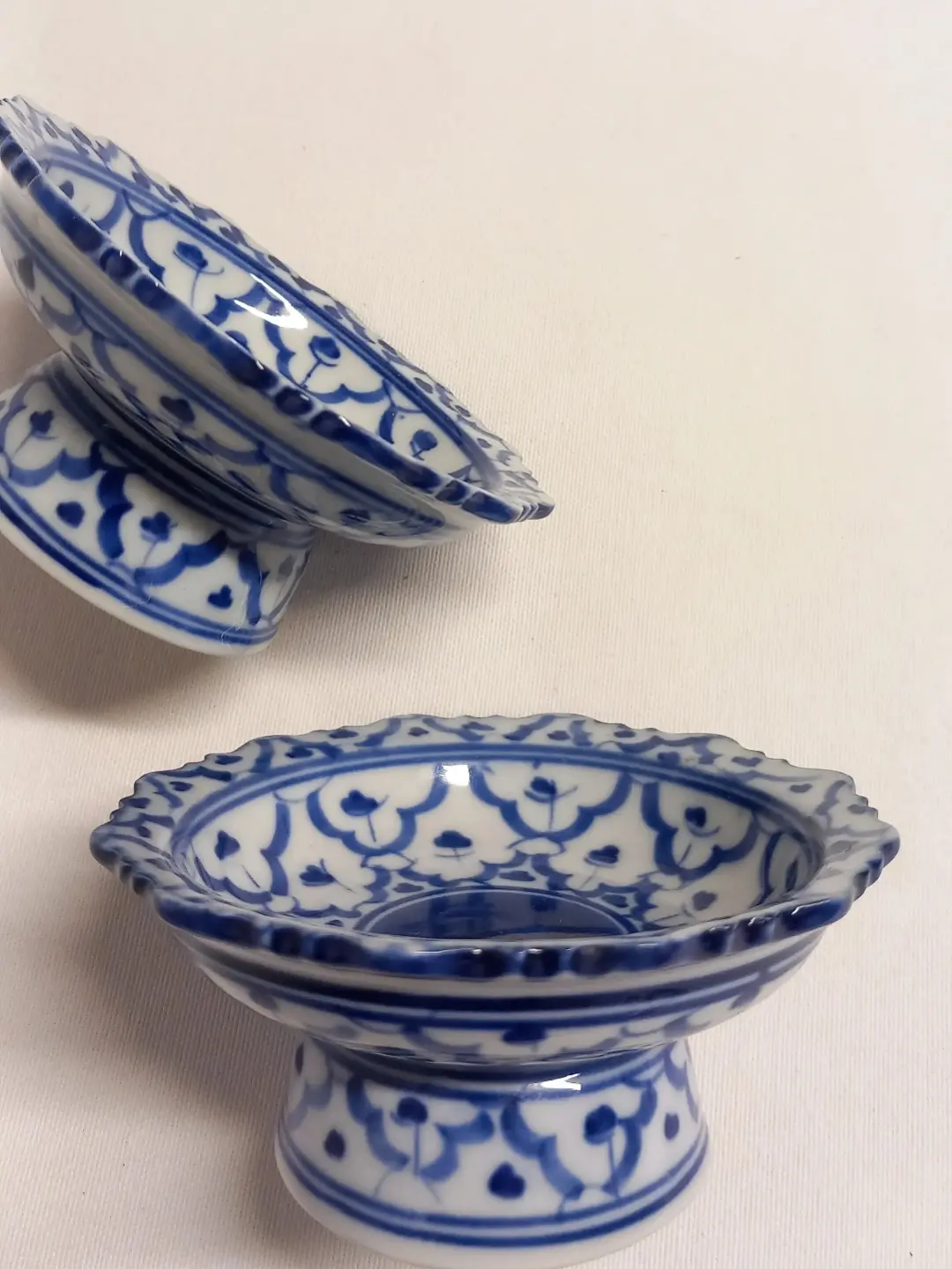 Ayaklı mini kasenin iç ve dış desenlerini gösteren açılı yakın çekim