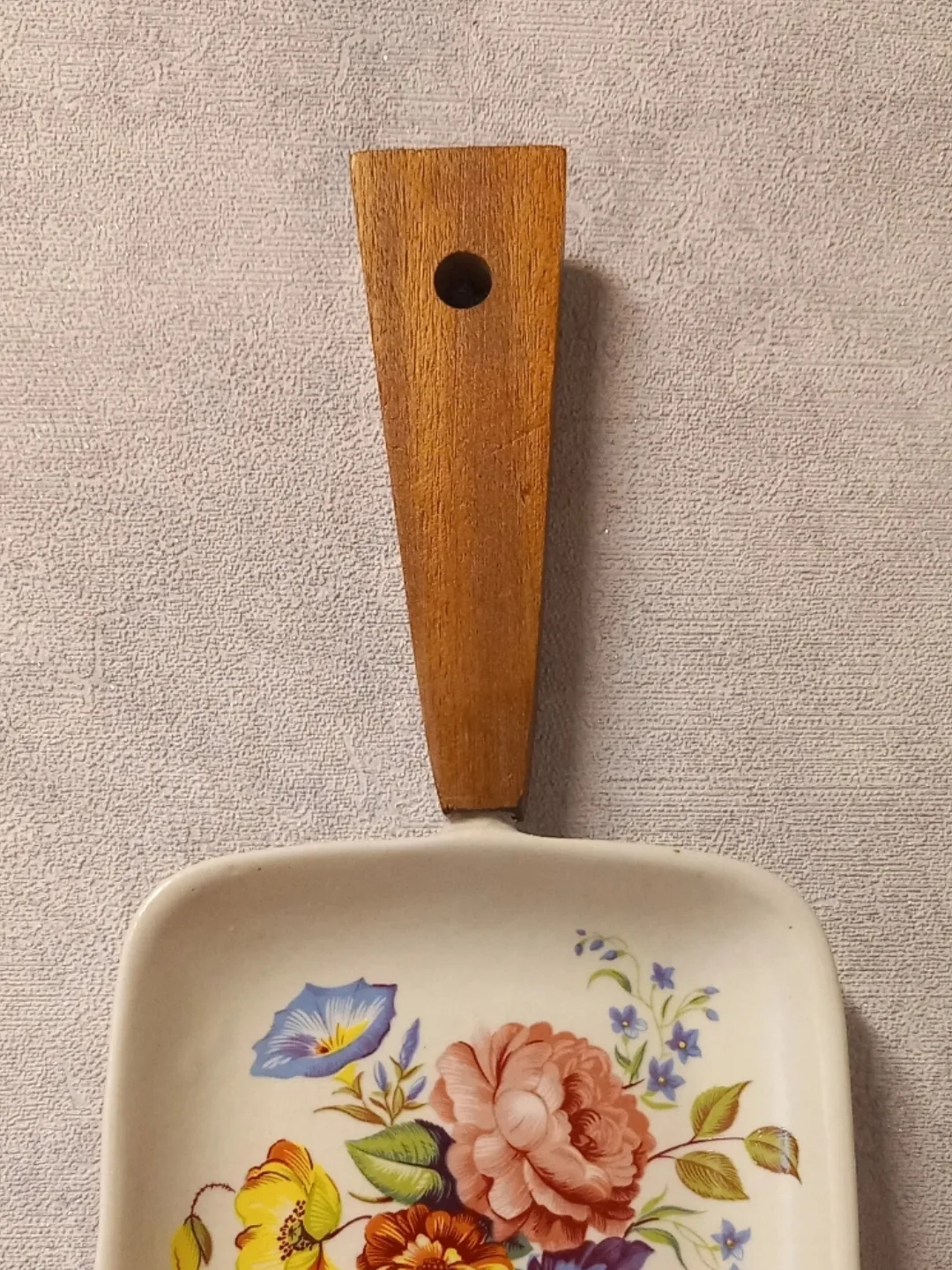 Vintage Guild Crafts Ahşap Saplı Seramik Sunum Tabağı — yakın plan 2