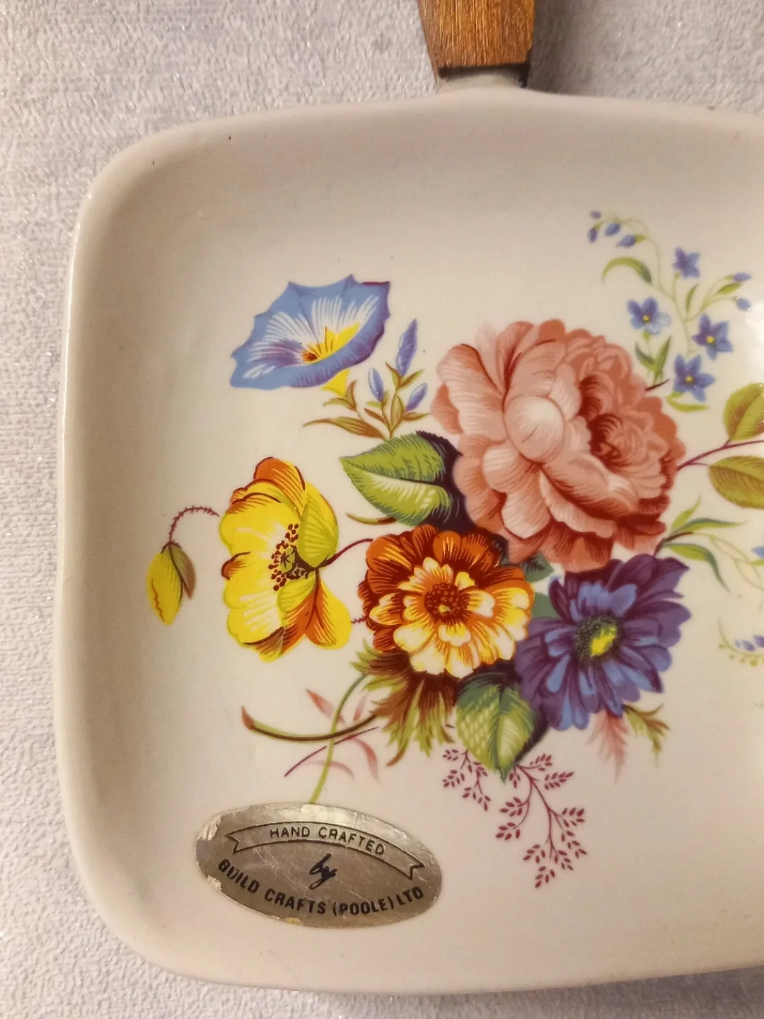 Vintage Guild Crafts Ahşap Saplı Seramik Sunum Tabağı — yakın plan 3