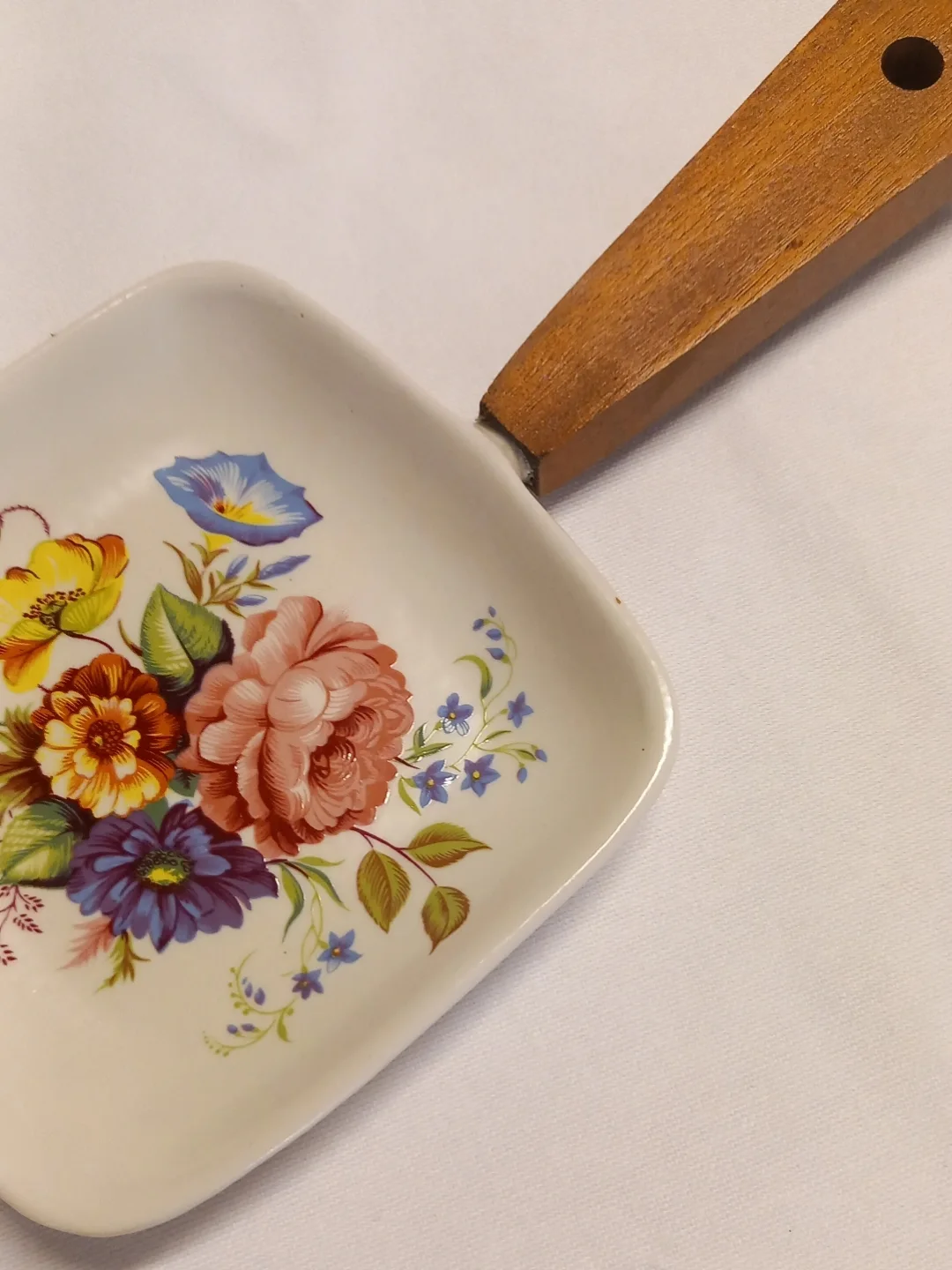 Vintage Guild Crafts Ahşap Saplı Seramik Sunum Tabağı — yakın plan 5
