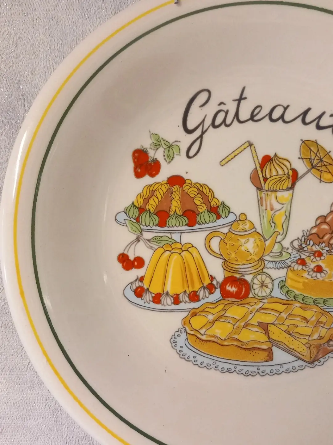 'Gâteaux' yazısı, kirazlar, jöle ve kafesli tart illüstrasyonunun yakın çekimi