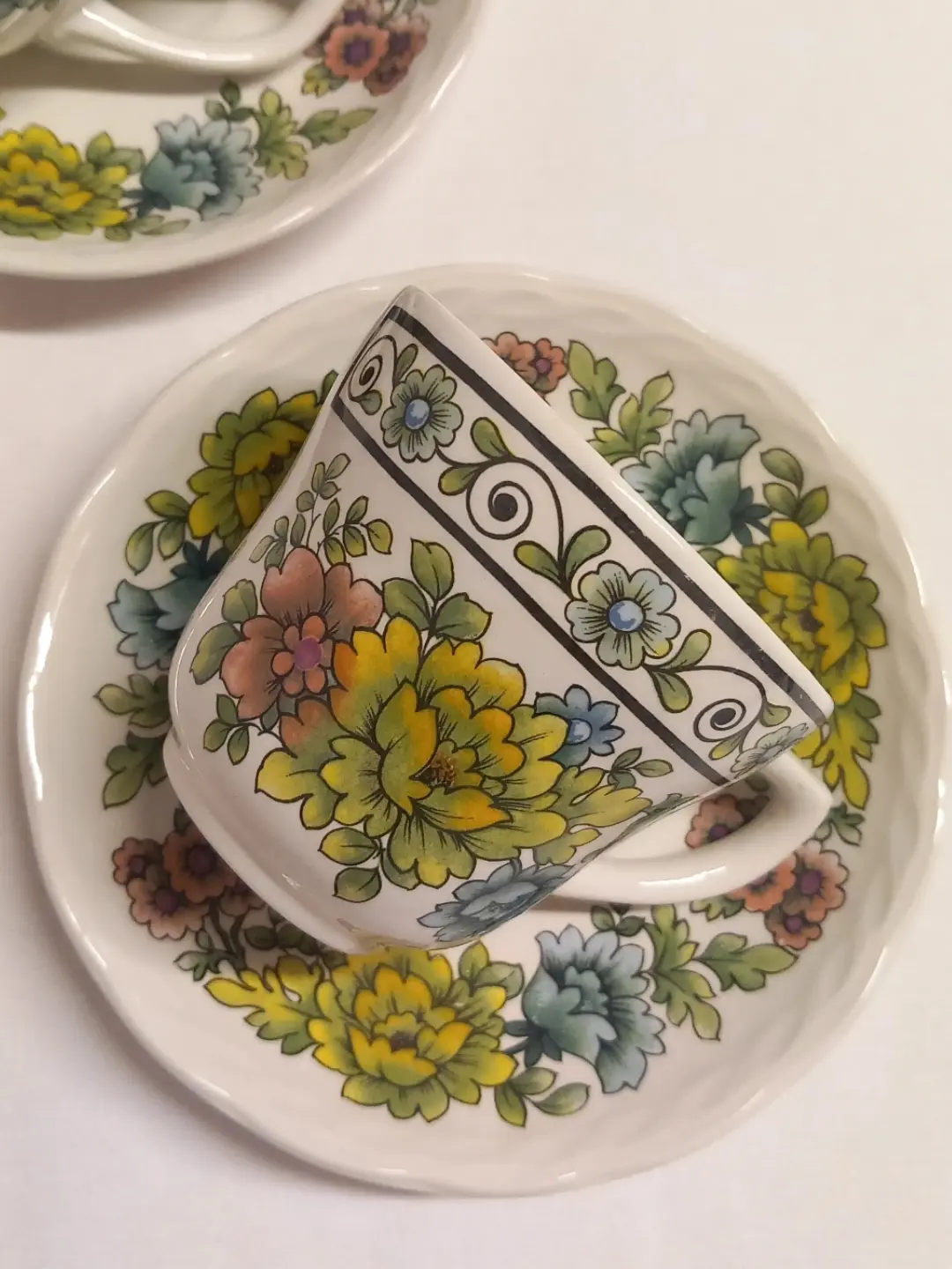 Sarı, yeşil, pembe ve mavi çiçek desenli Sandringham fincanın tabağı üzerinde üstten görünümü